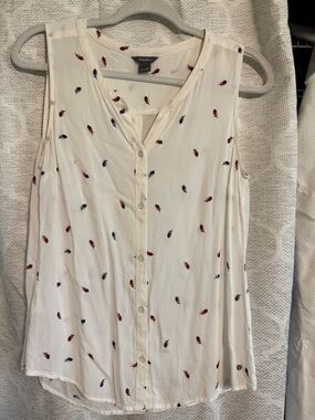 Eddie Bauer Cream Sleeveless Button-Front Top with Red & Navy Feather Motifs